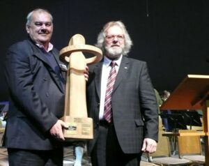 Prezident pašijových her v Loudeacu (Francie) Yves Feuvrier (vlevo) přebírá putovní symbol Europassionu